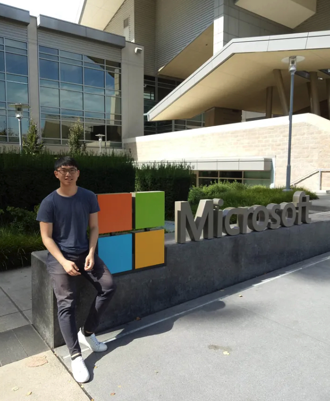 我與總部Logo合影